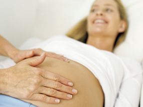 Schwangere Frau bei gynäkologischer Untersuchung