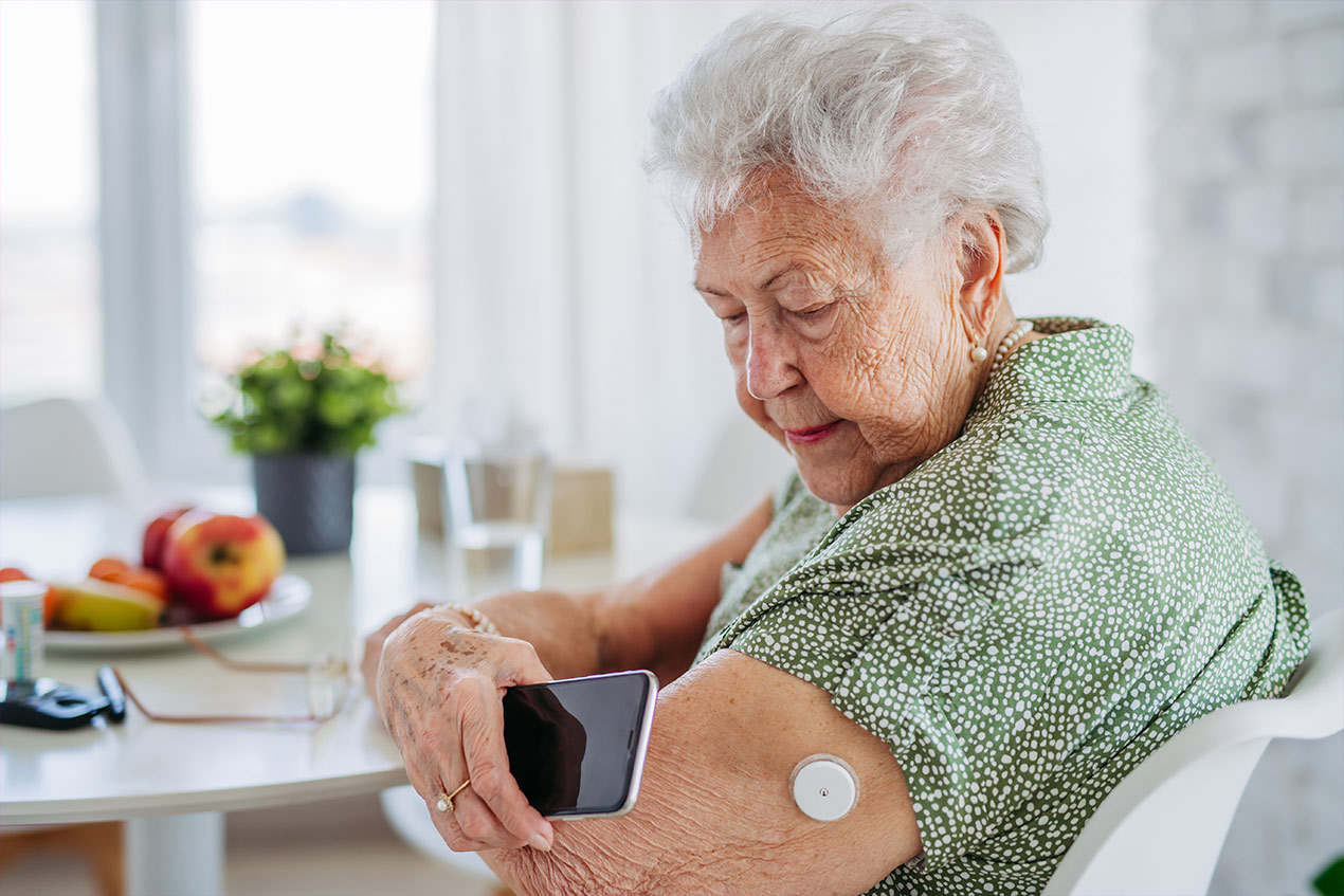 Seniorin beim Blutzucker messen