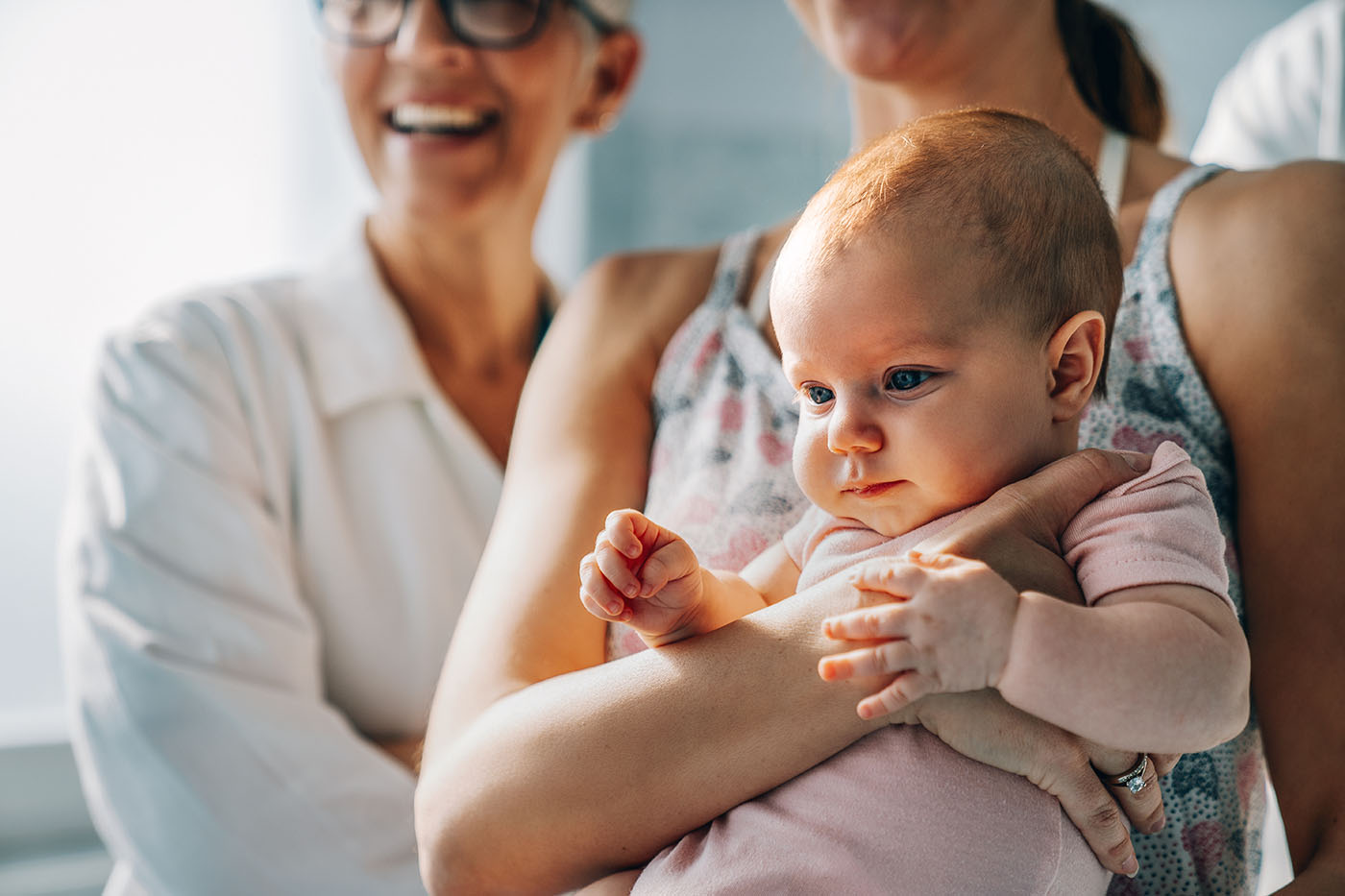 Baby in den Händen seiner Mutter gehalten