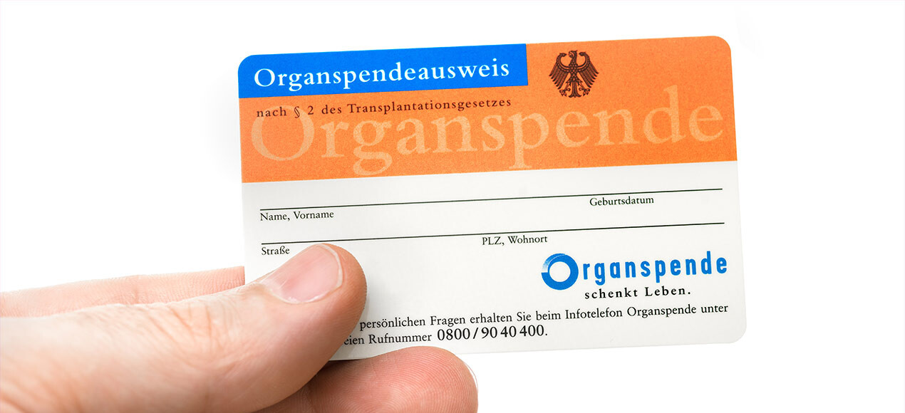 Hand hält Organspende-Ausweis.