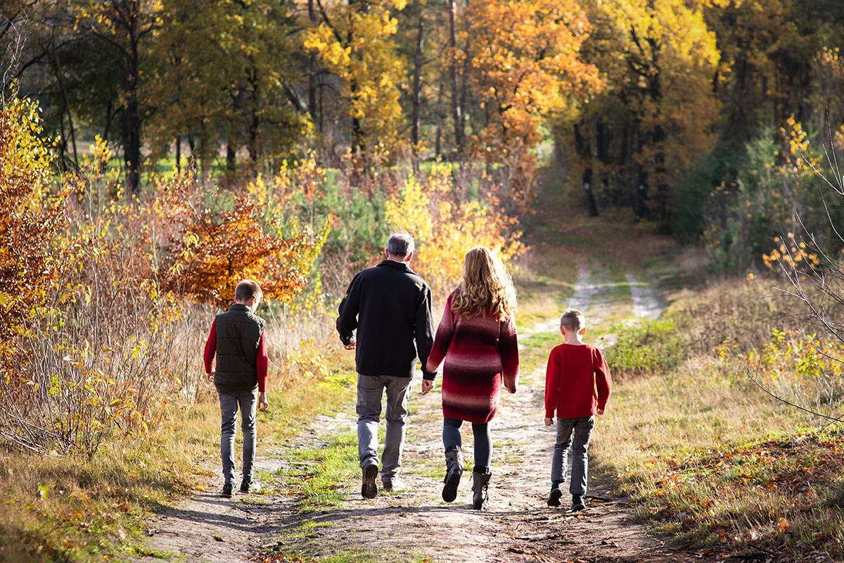 Familien, die einen Spaziergang währende des familienentlastenden Wochenendes unternimmt