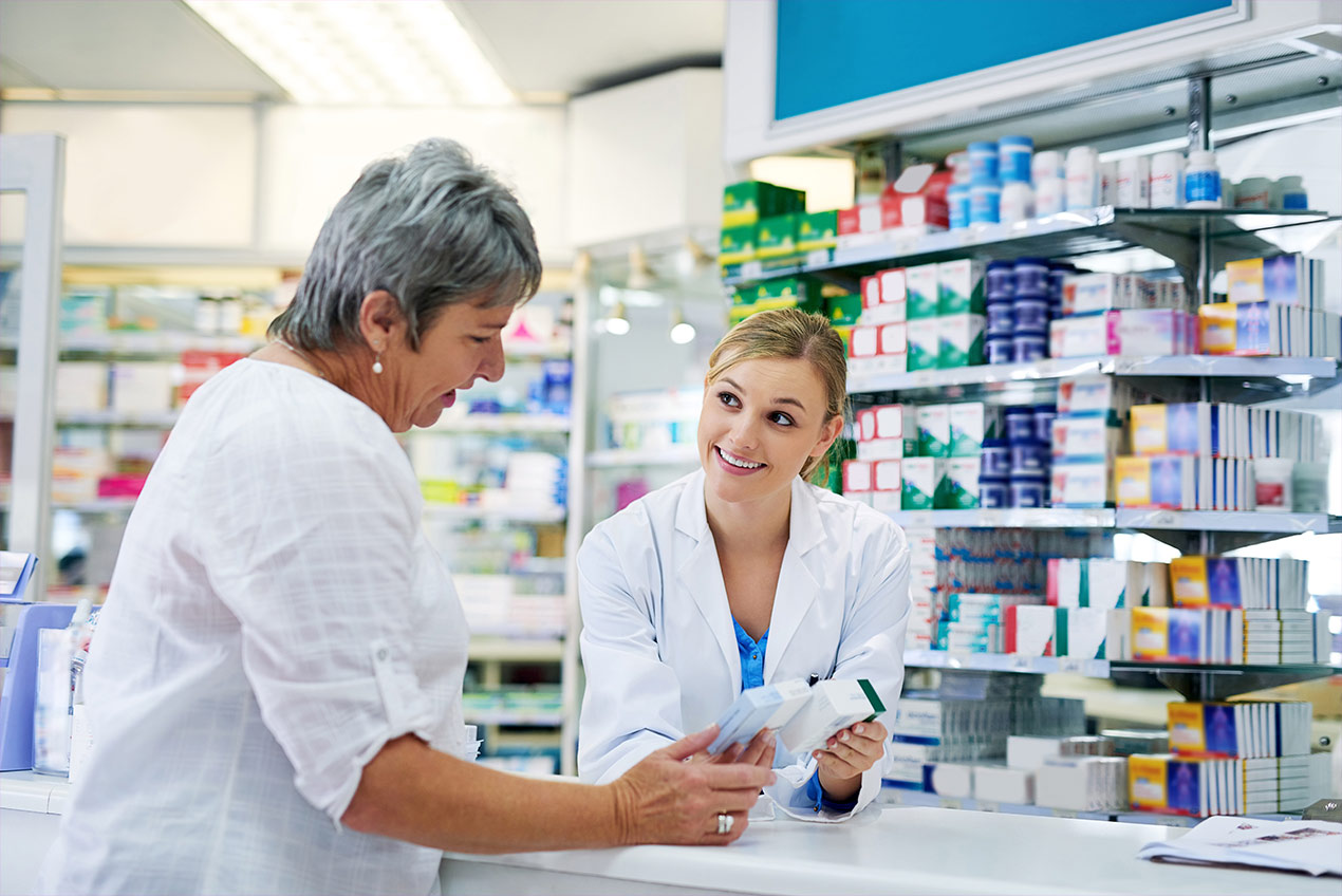 Frau lässt sich von Apothekerin beraten.