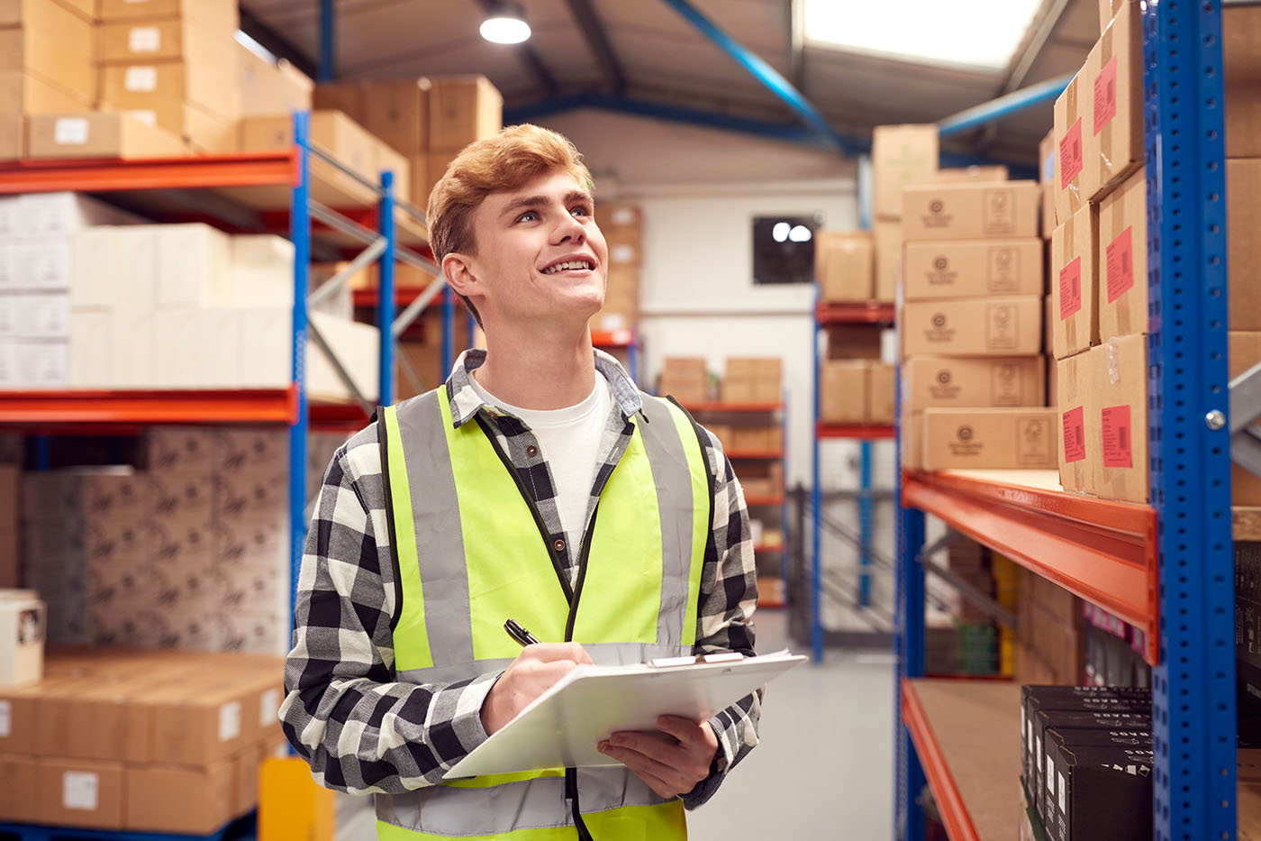 Junger Mann, der während des Studiums ein Praktikum bei einem Logistikunternehmen macht