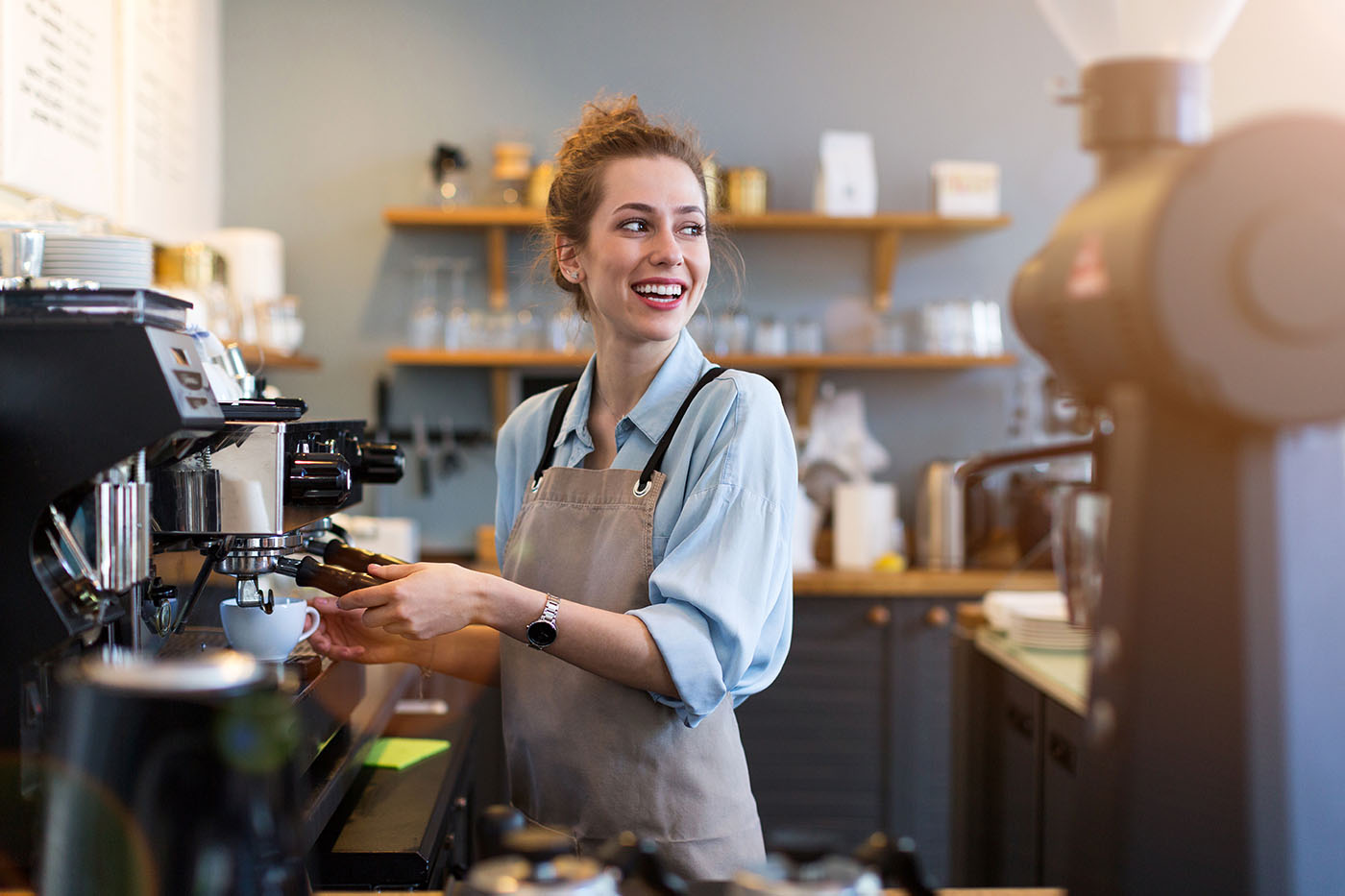 Studentin, die als Nebenjob im Café arbeitet