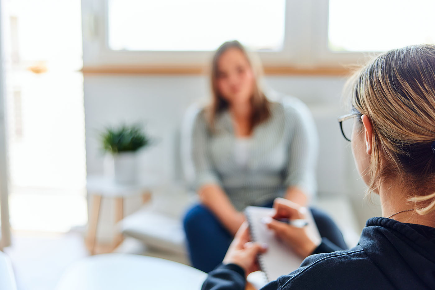 Frau im Gespräch mit ihrer Psychotherapeutin