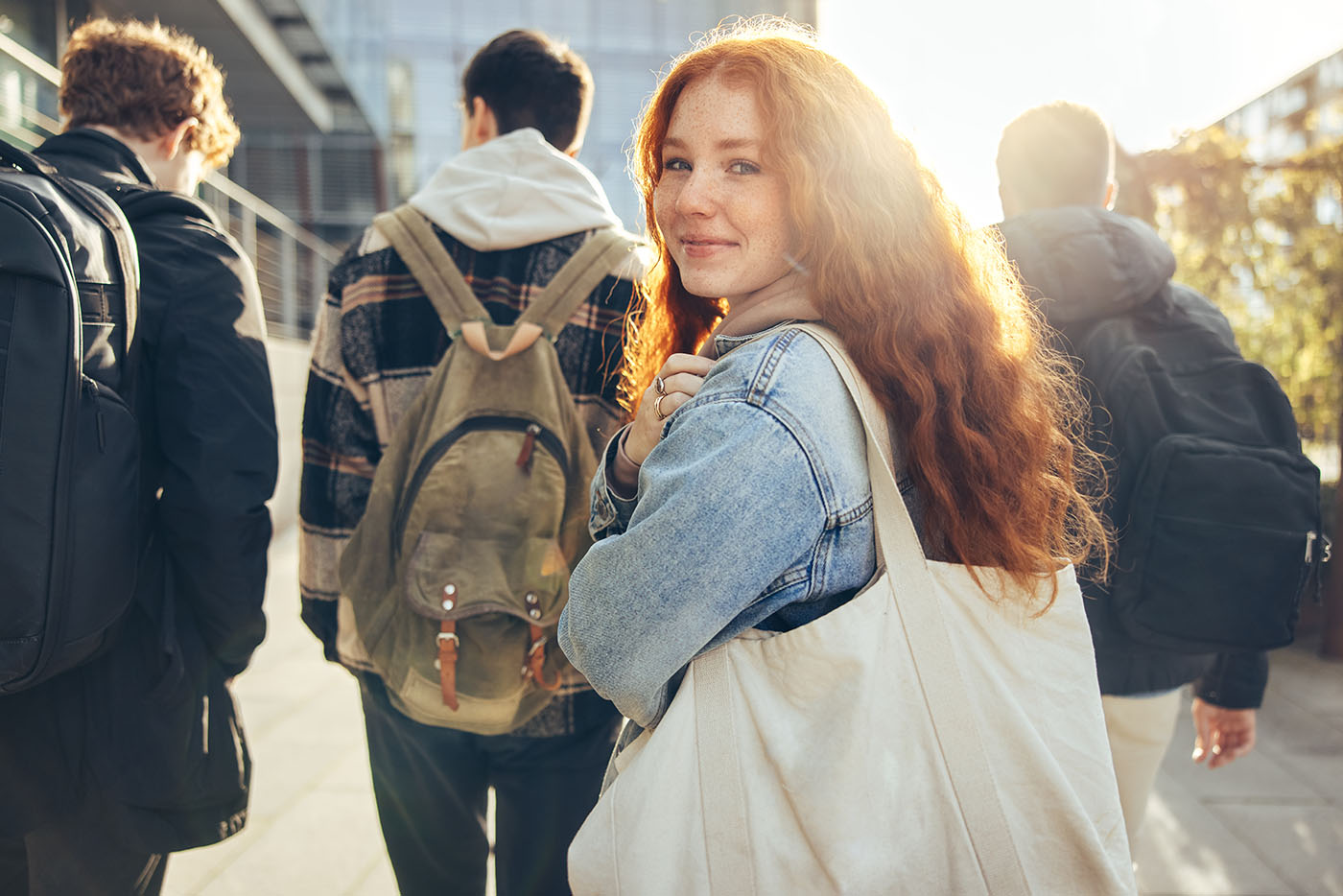 Lachende Jugendliche, die mit ihren Freunden unterwegs ist