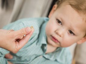 Kind bekommt homöopathisches Medikament